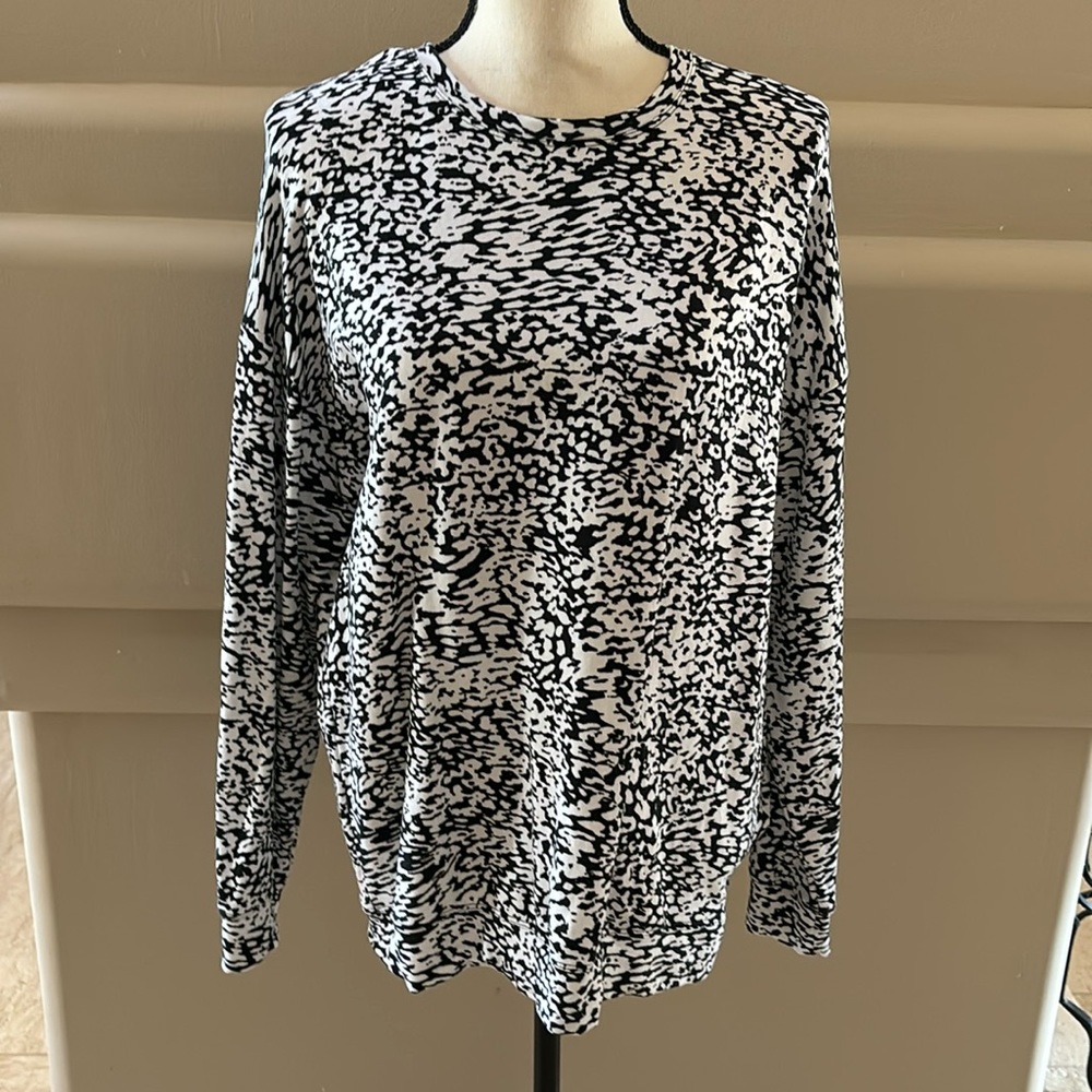 Athleta Printed Sweatshirt. Black/White. Size Small. Like New. Soft Inside.